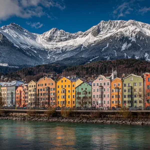 Panoramablick auf Innsbruck mit den bunten Häusern am Inn und der Nordkette im Hintergrund - Sehenswürdigkeiten von Innsbruck